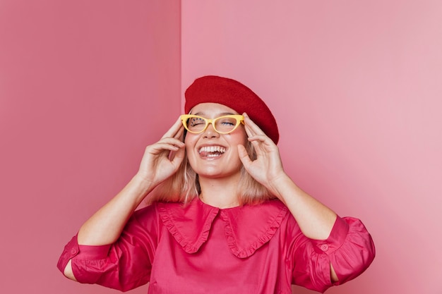 Vue De Face De La Belle Femme Heureuse