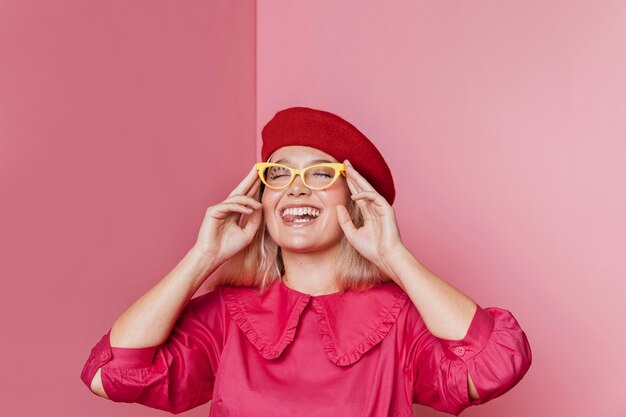 Vue de face de la belle femme heureuse