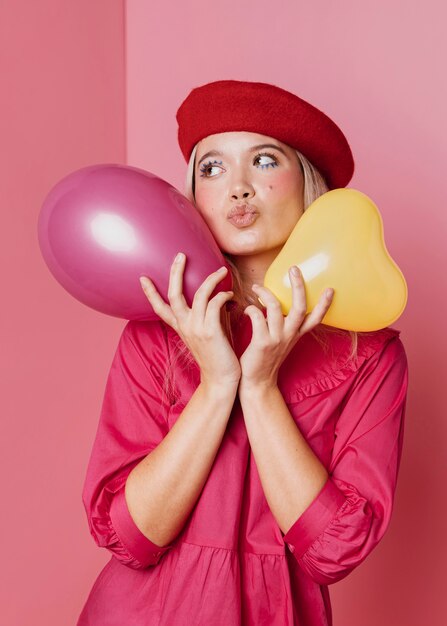 Vue de face de la belle femme heureuse