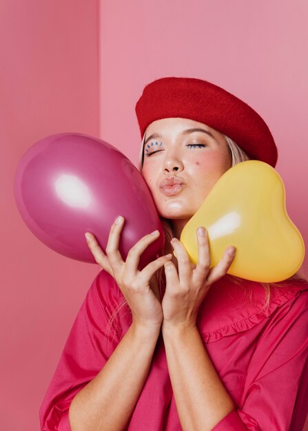 Vue de face de la belle femme heureuse