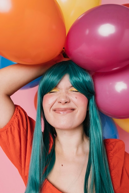 Vue de face de la belle femme heureuse