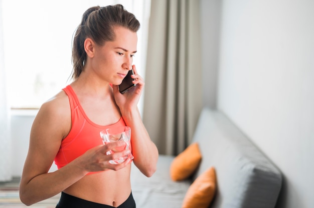 Photo gratuite vue de face de la belle femme à la maison