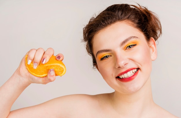 Photo gratuite vue de face de la belle femme à l'orange