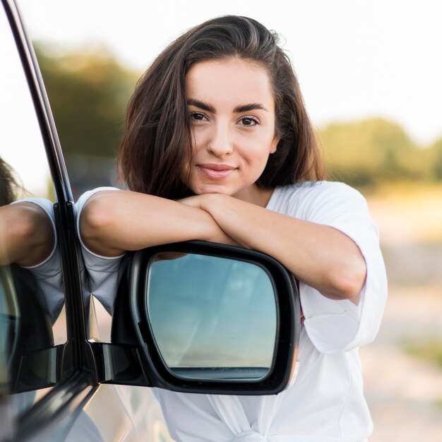 Vue de face belle femme posant