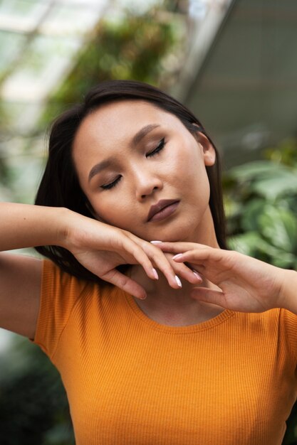 Vue de face belle femme posant