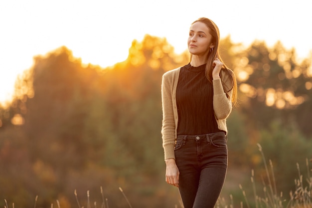 Photo gratuite vue de face belle femme rester dehors