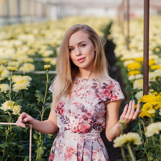 Vue de face, belle femme en robe à fleurs