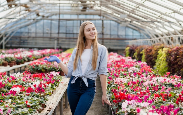 Vue de face belle femme en serre