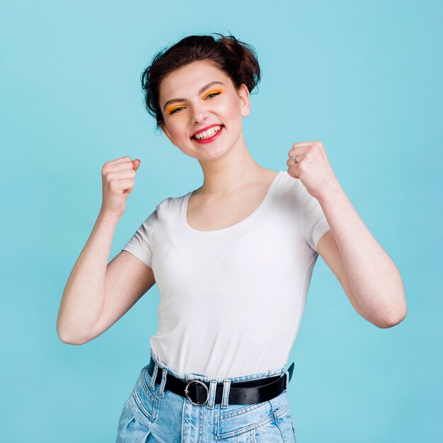 Vue de face de la belle femme souriante