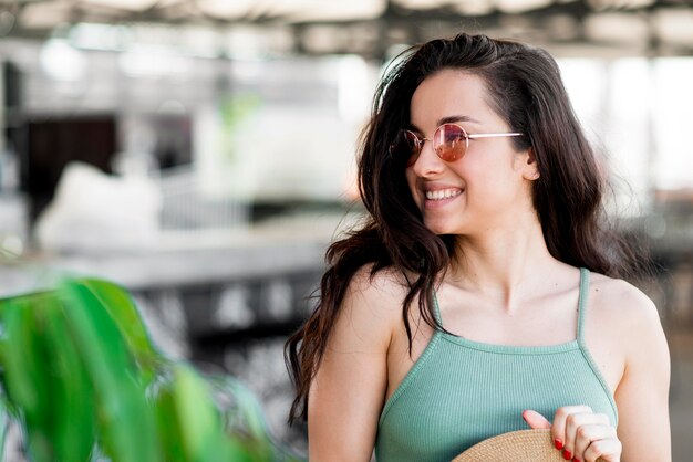 Photo gratuite vue de face de la belle femme souriante