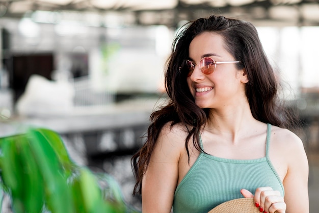 Vue de face de la belle femme souriante