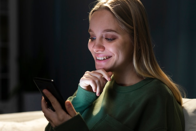 Vue de face de la belle femme avec téléphone