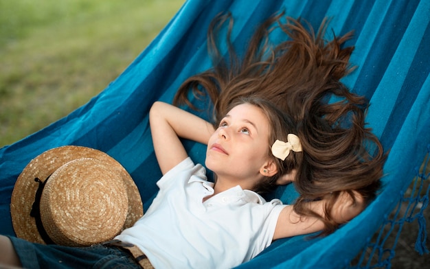 Vue de face de la belle fille dans un hamac