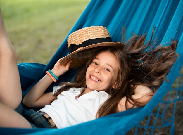 Photo gratuite vue de face de la belle fille dans un hamac