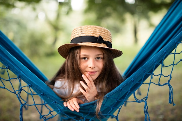 Vue de face de la belle fille dans un hamac