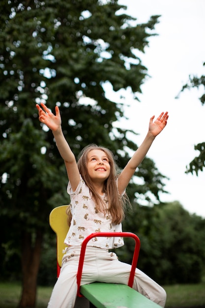 Vue de face de la belle fille heureuse dans le parc