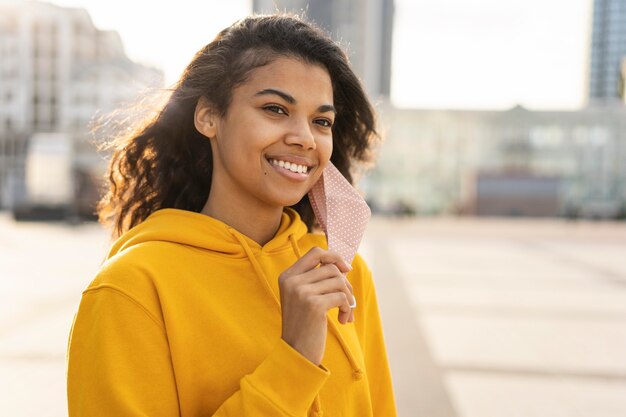 Vue de face de la belle fille avec masque facial