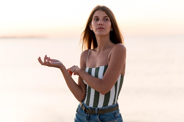 Vue de face de la belle fille à la plage