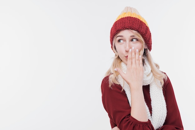 Vue de face belle jeune femme