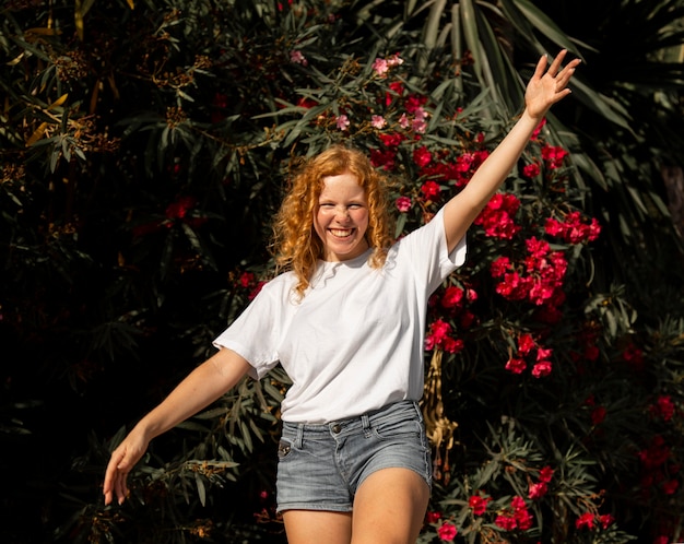 Vue de face belle jeune fille souriante