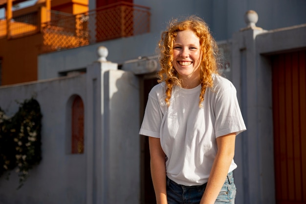 Vue de face belle jeune fille souriante