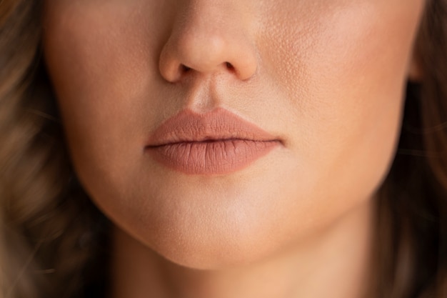 Photo gratuite vue de face belle mariée avec maquillage