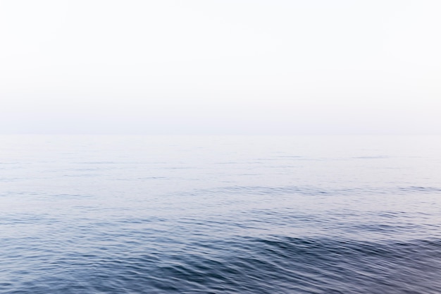 Vue de face de la belle mer