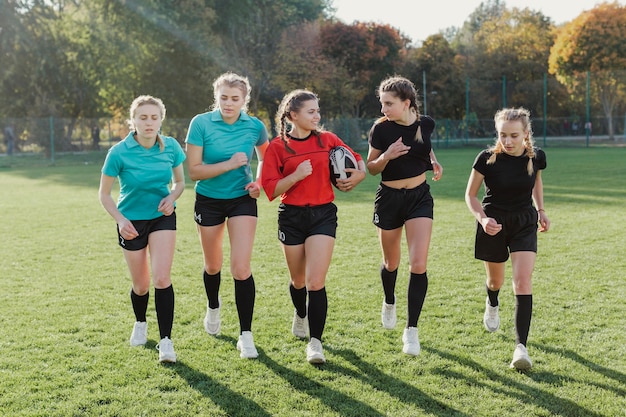 Photo gratuite vue de face de belles femmes en cours d'exécution