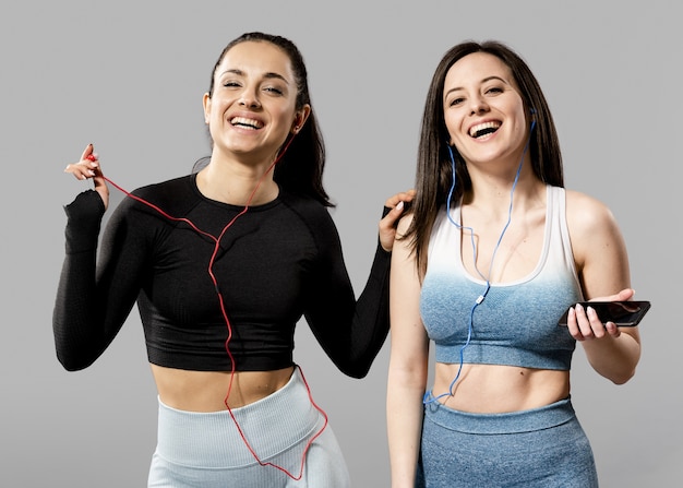 Vue de face de belles femmes sportives