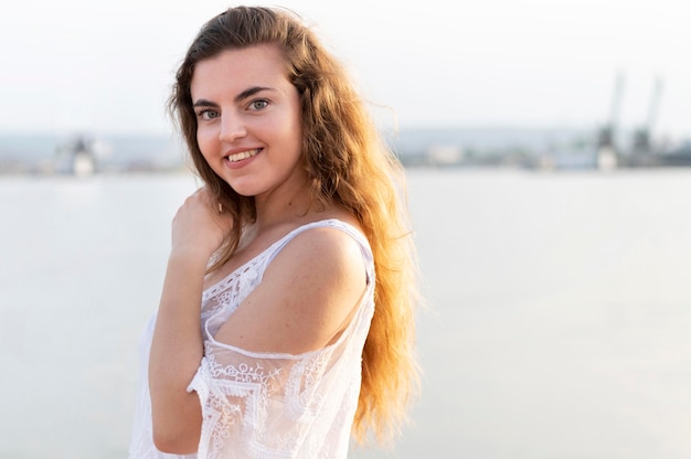 Vue de face de belles filles sur la plage