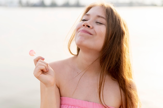 Photo gratuite vue de face de belles filles sur la plage