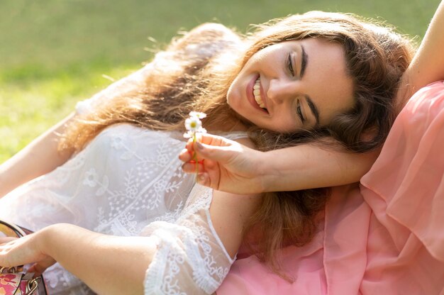 Vue de face de belles filles s'amusant