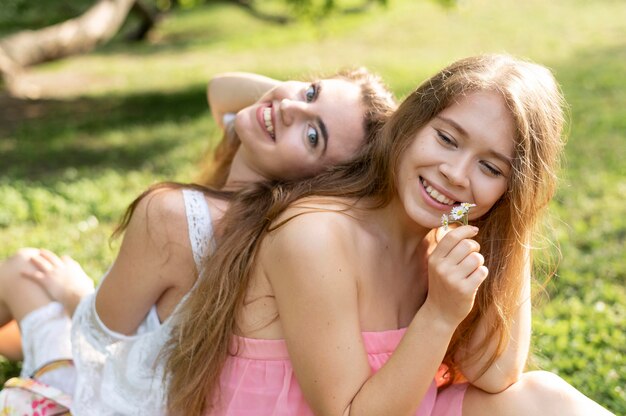 Vue de face de belles filles s'amusant