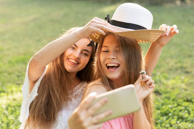 Vue de face de belles filles s'amusant