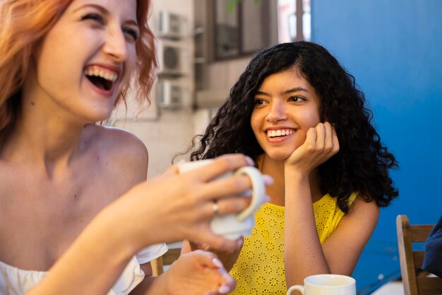 Vue de face de belles filles souriantes