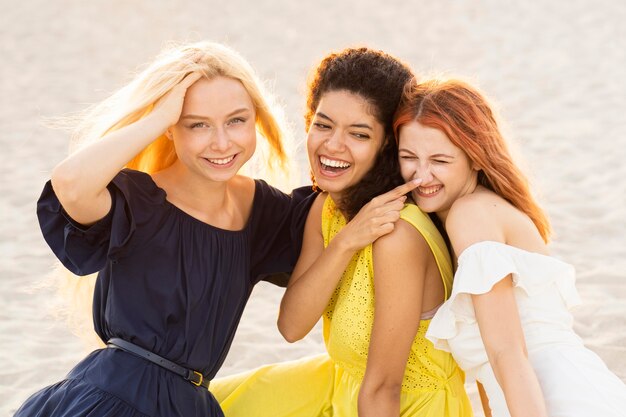 Vue de face de belles filles souriantes