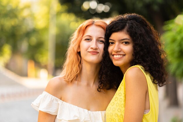 Vue de face de belles filles souriantes