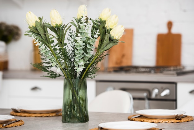 Vue de face de belles fleurs dans un vase