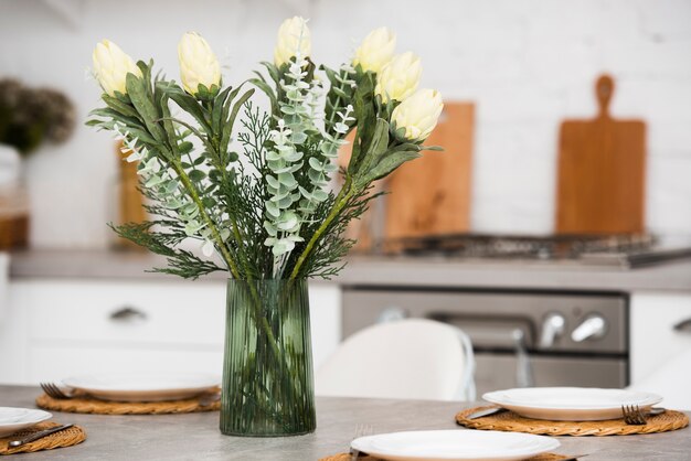 Vue de face de belles fleurs dans un vase