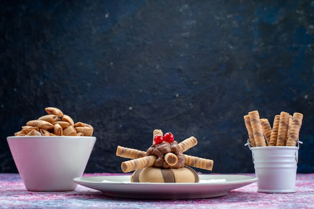 Photo gratuite vue de face des biscuits au chocolat avec des chips sur la surface sombre