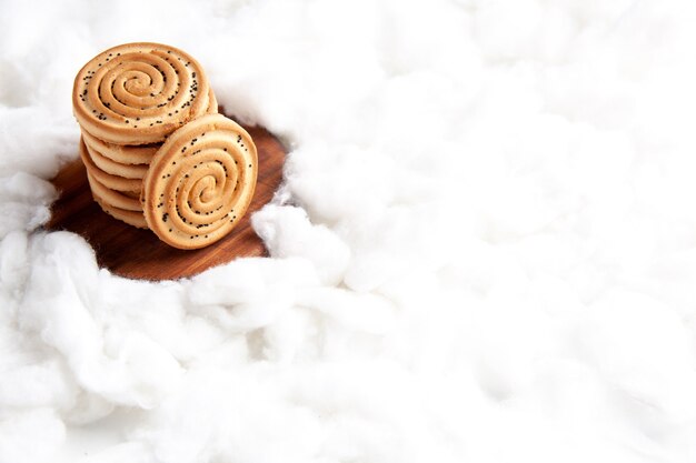 Vue de face des biscuits empilés les uns sur les autres sur fond blanc