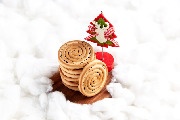 Vue de face des biscuits empilés les uns sur les autres jouet de Noël sur fond blanc