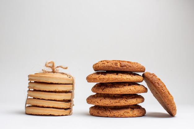 Vue de face des biscuits sucrés sur des biscuits blancs dessert au sucre gâteau photo au thé