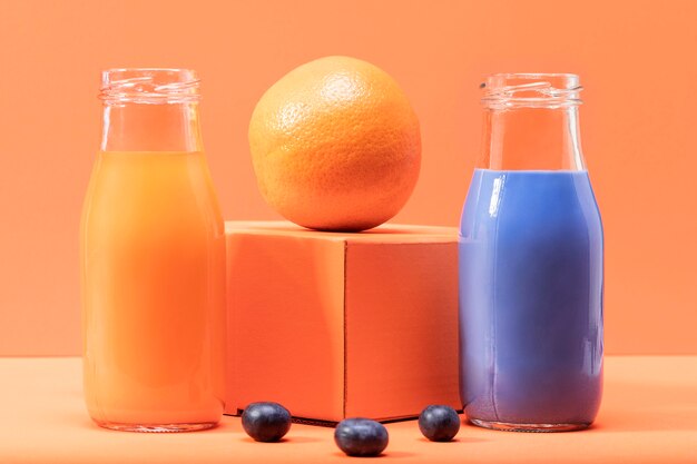 Vue de face bleuets et orange avec smoothies