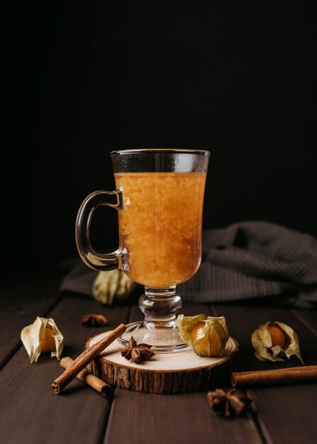 Vue de face boisson chaude d'hiver en verre