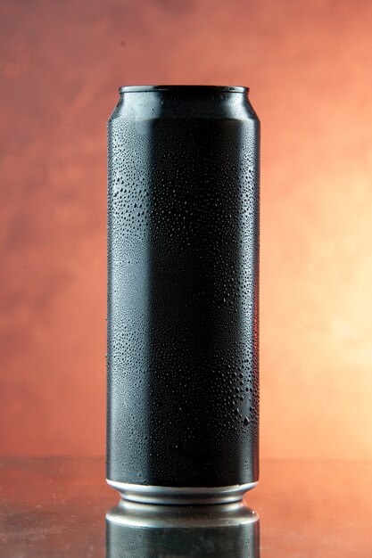 Vue de face boisson énergisante en canette sur boisson couleur photo alcool léger