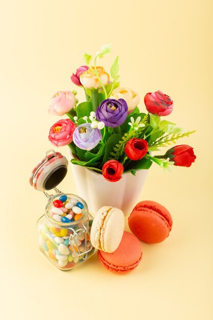 Une vue de face des bonbons colorés avec des macarons français