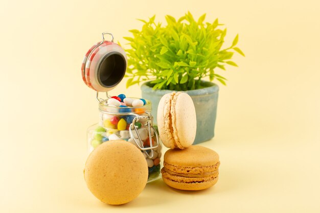 Une vue de face des bonbons colorés avec des macarons français