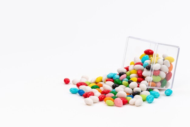 Une vue de face de bonbons colorés sucrés sur blanc, bonbons sucrés sucre