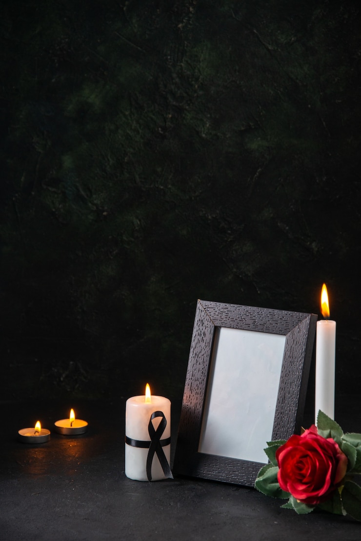 Photo gratuit vue de face des bougies allumées avec fleur rouge sur la surface sombre